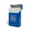 Paquet de cigarettes légères DK en vue inclinée montrant le logo et le design de la marque