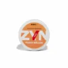 Embalaje de la bolsita de nicotina ZYN Peach que destaca la insignia de sabor a durazno y la marca naranja sobre blanco.