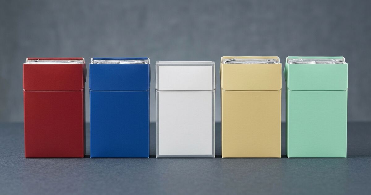 Comparación de colores de paquetes de cigarrillos en Canadá: paquetes de cigarrillos rojos, azules, plateados, dorados y verdes